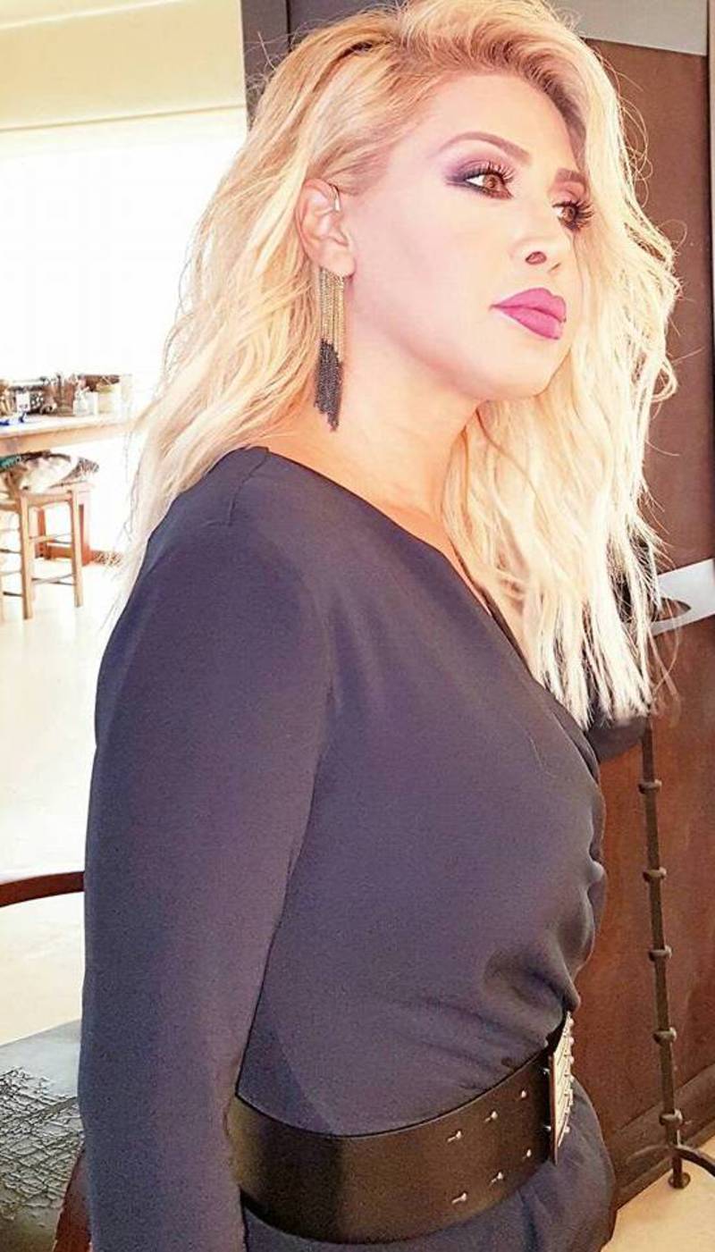 صورة نوال الزغبي تختار فستان أمير مزين بالوردي من تصميم زهير مراد